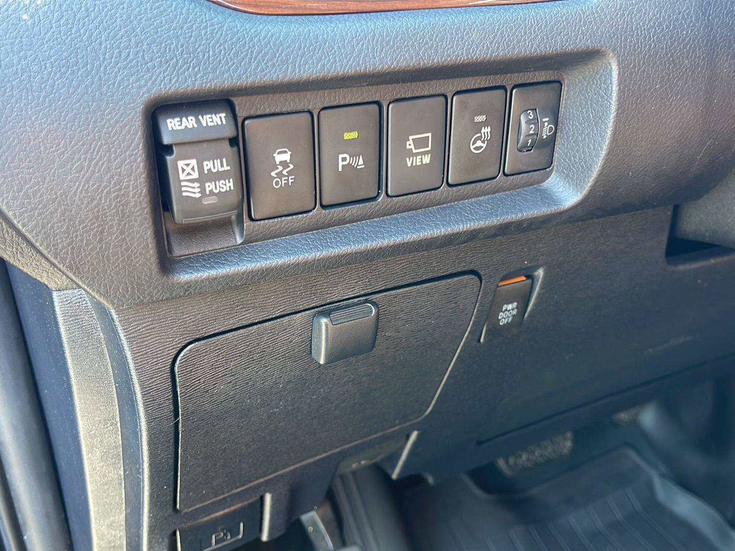 Used 2020 Toyota Sienna Limited Premium FWD image 16