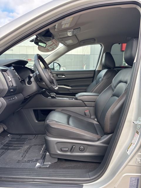 Used 2024 Nissan Pathfinder SL w/ Black Appearance Package AWD/4WD image 5