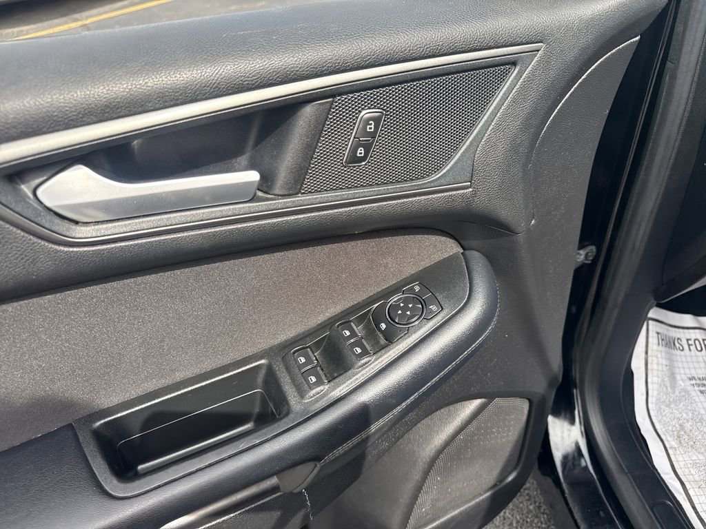 Used 2018 Ford Edge SE FWD image 18