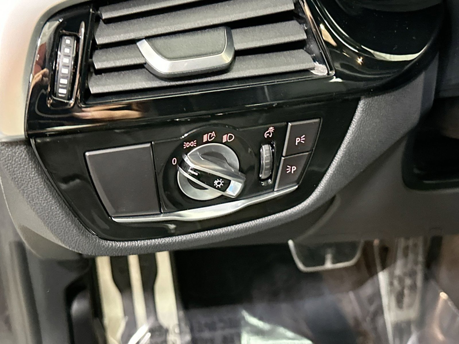 Used 2020 BMW M550i xDrive image 18