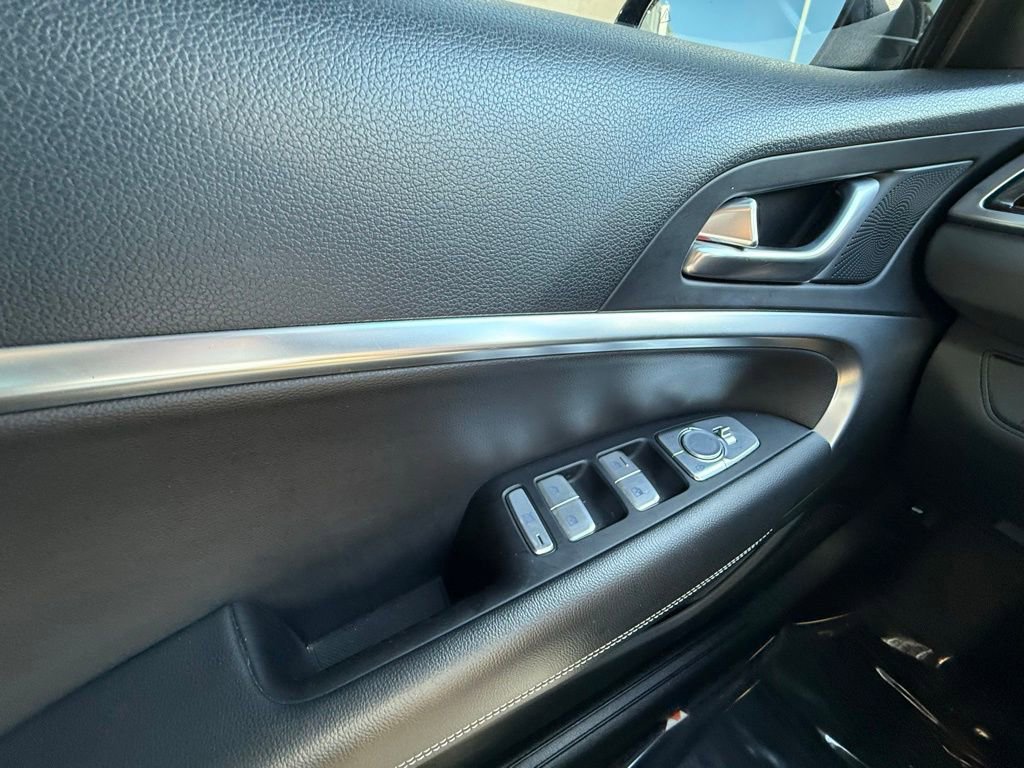 Used 2025 Genesis G70 2.5T RWD image 17