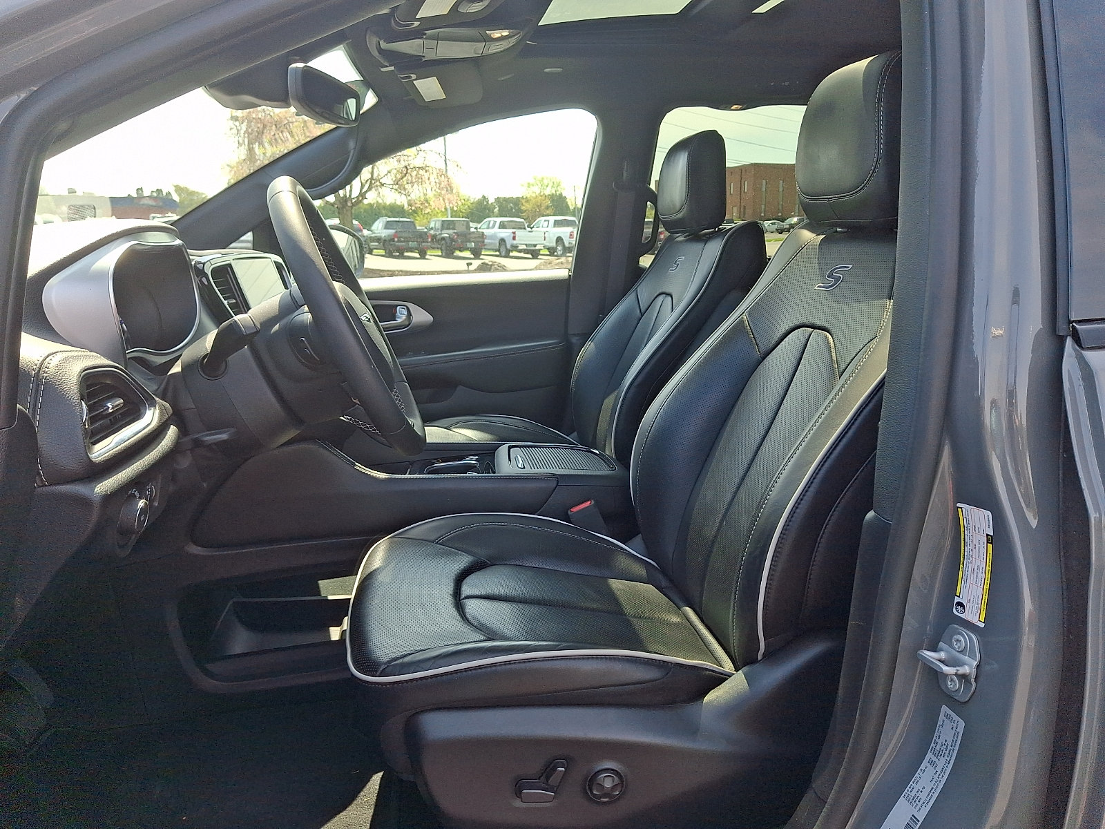 Used 2025 Chrysler Pacifica Limited FWD image 15
