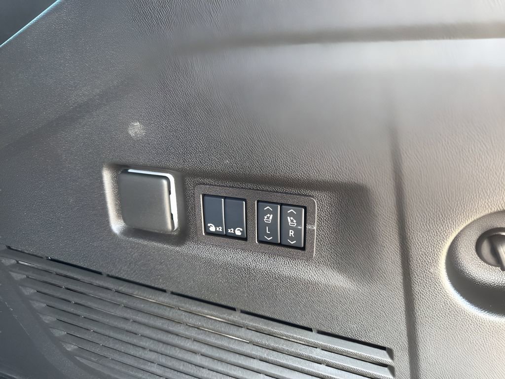 Used 2025 GMC Yukon XL Elevation w/ LPO, Elevation Black Package AWD/4WD image 38