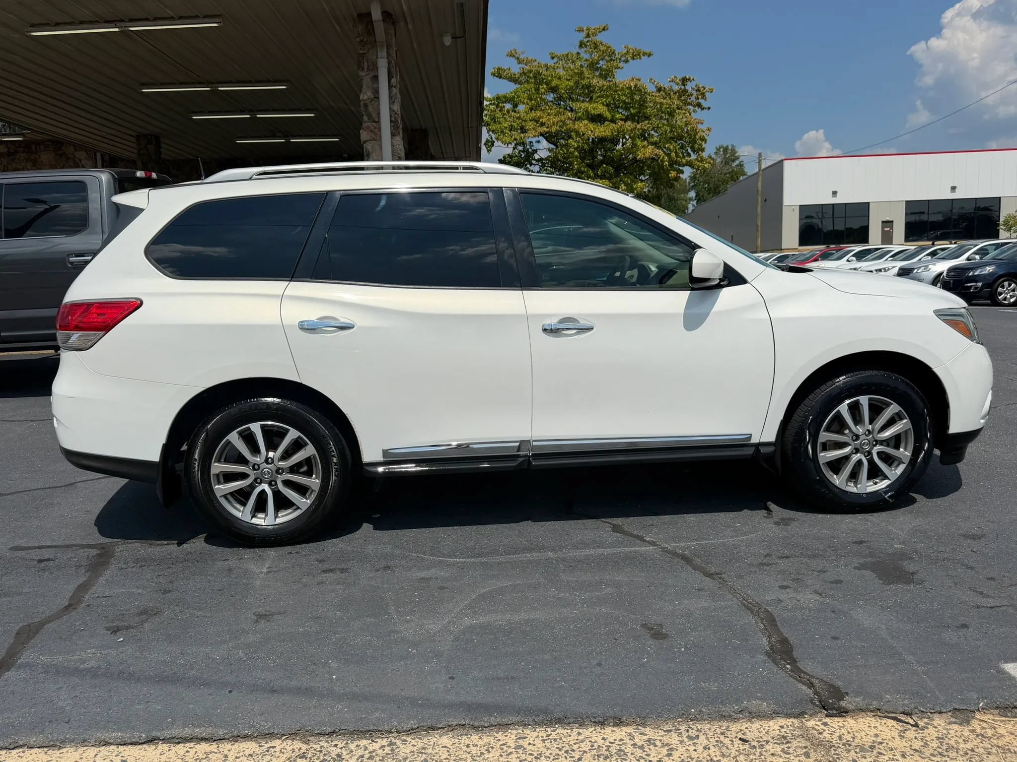 Used 2014 Nissan Pathfinder SL FWD image 8