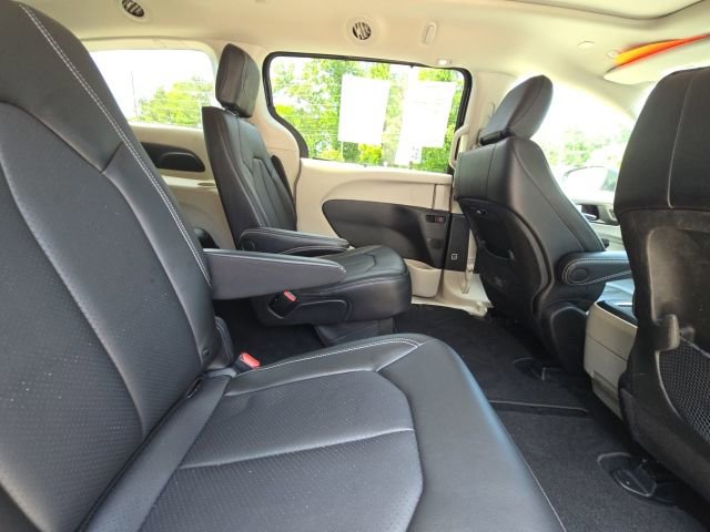 Used 2023 Chrysler Pacifica Touring-L FWD image 14