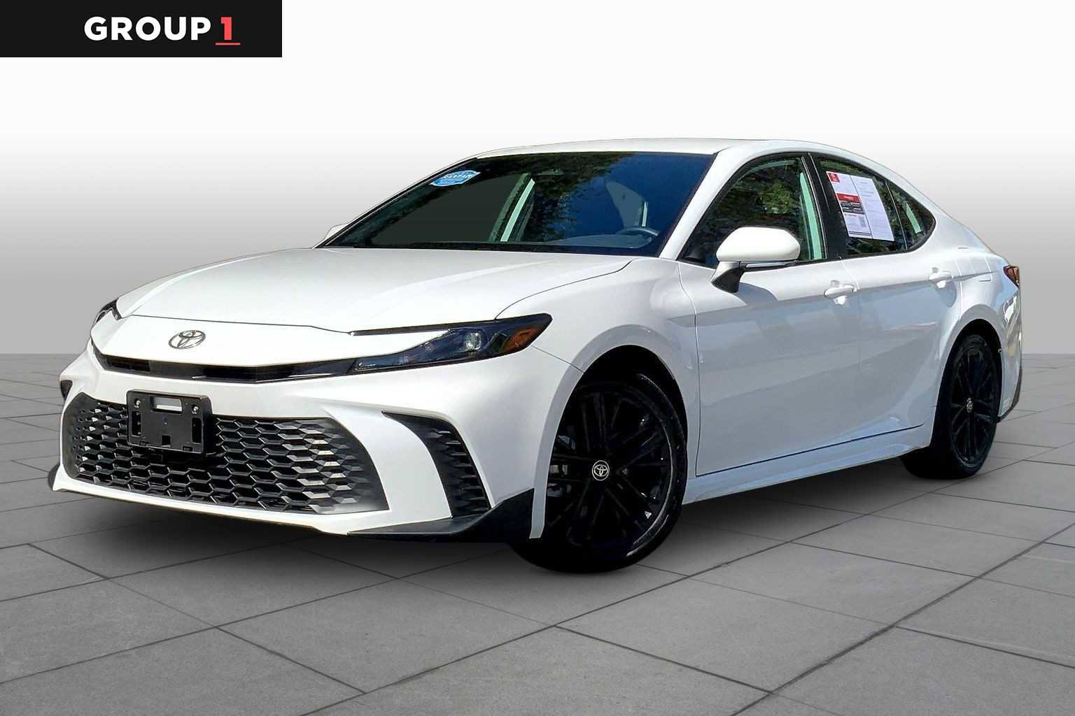Used 2025 Toyota Camry SE FWD image 1