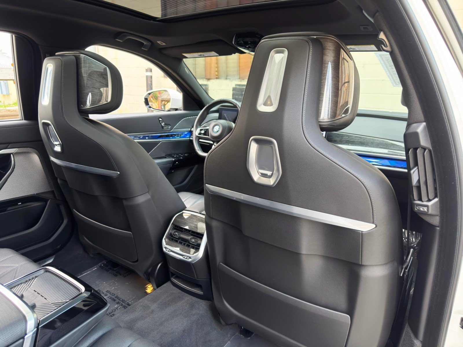 Used 2024 BMW i7 xDrive60 w/ Premium Package AWD/4WD image 44