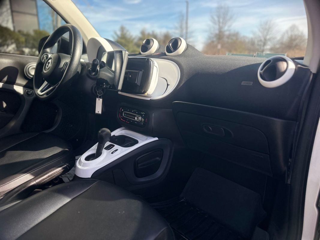 Used 2017 smart fortwo pure image 22