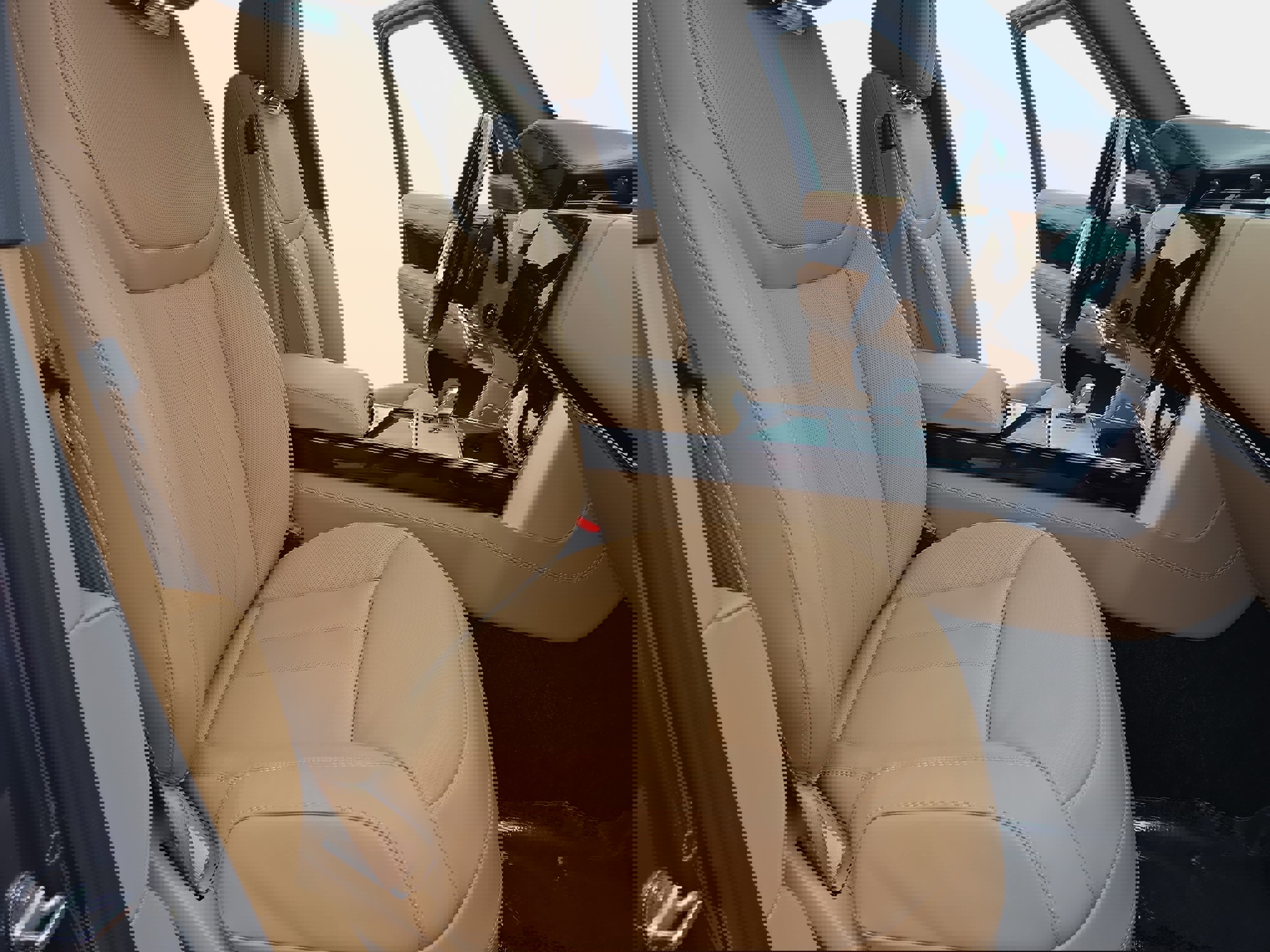 Certified 2025 Land Rover Range Rover SE image 10