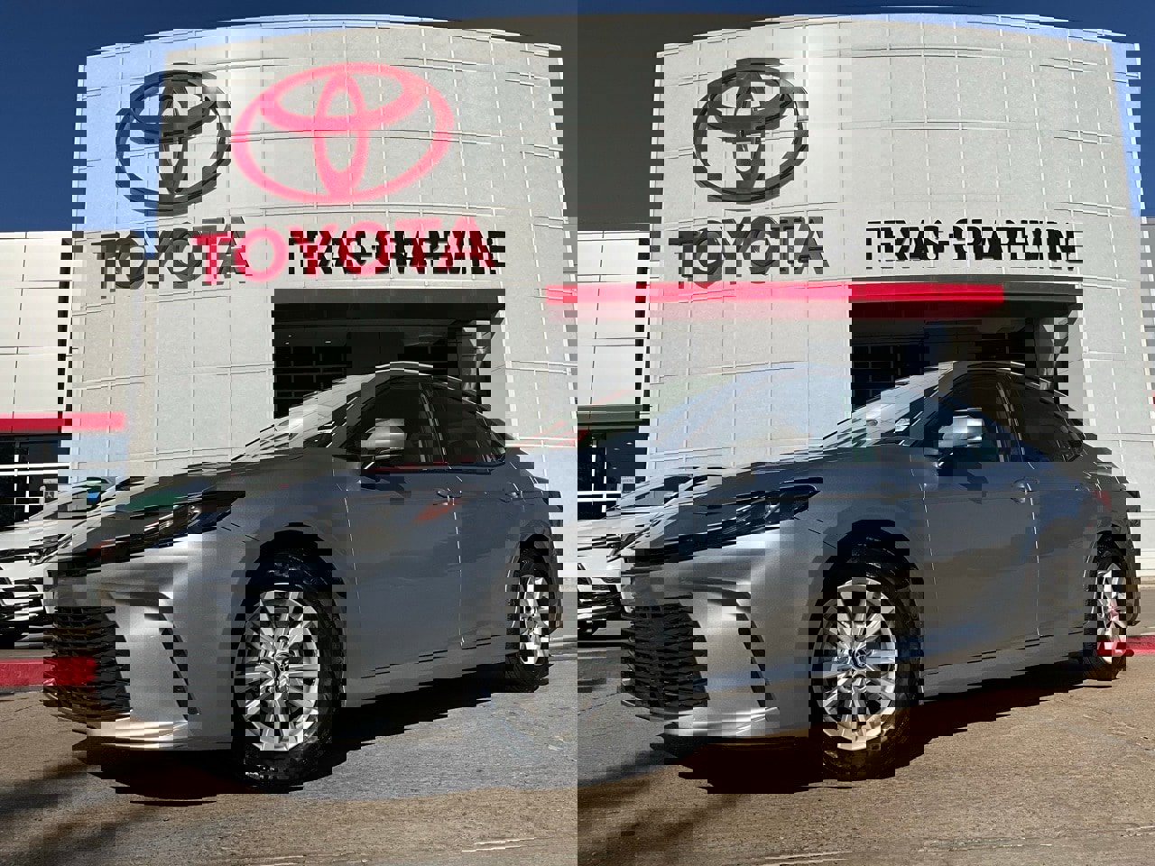 Used 2025 Toyota Camry LE image 2