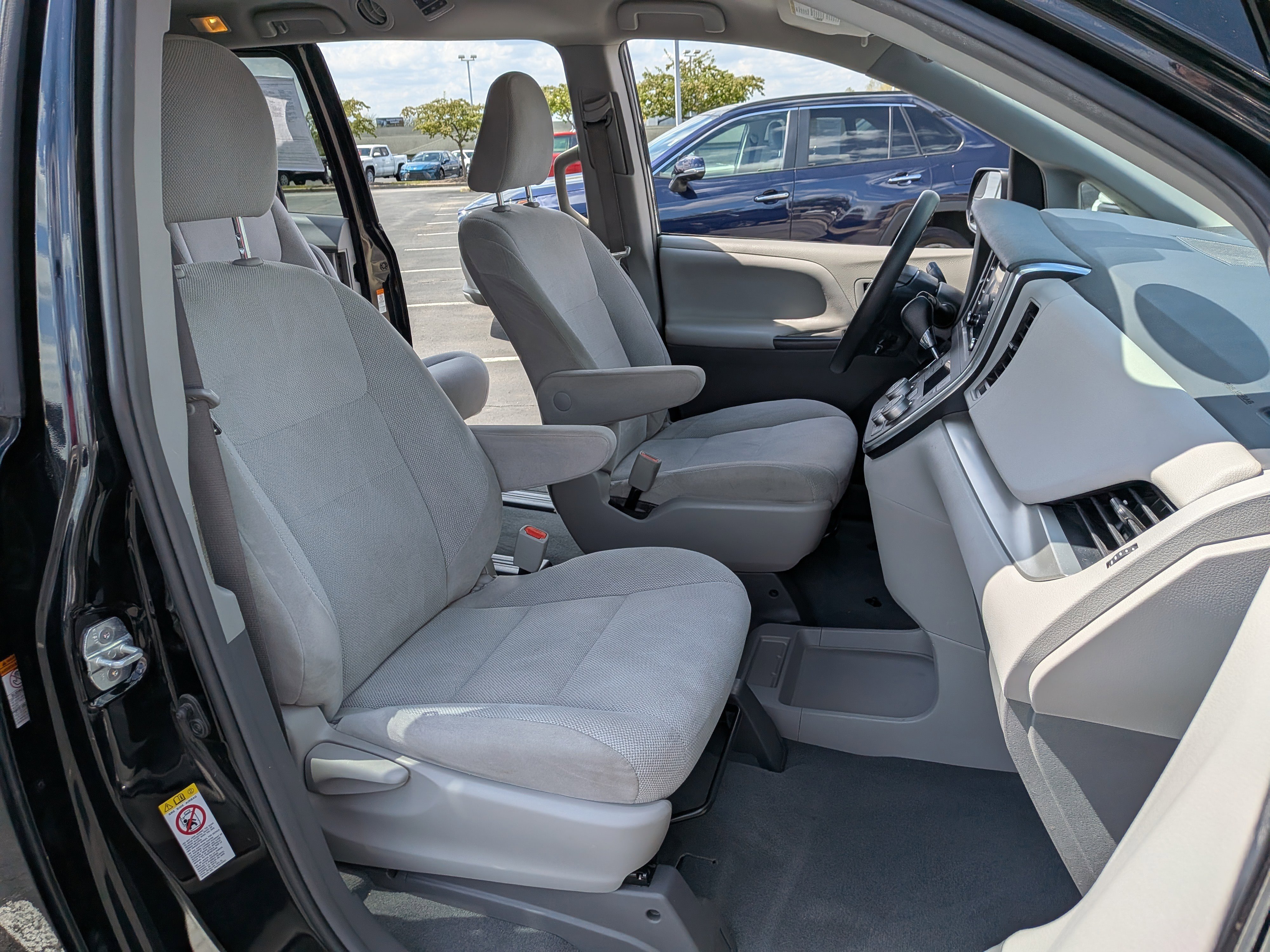 Used 2019 Toyota Sienna L w/ Carpet Mat Package FWD image 22