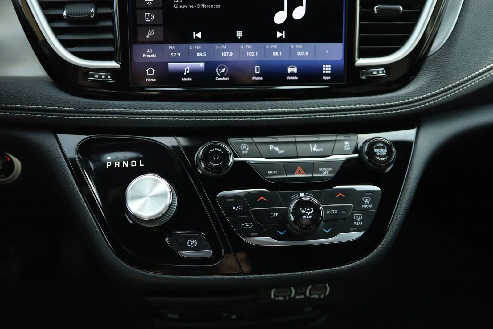 Used 2021 Chrysler Pacifica Touring w/ Uconnect Theater Family Group image 27