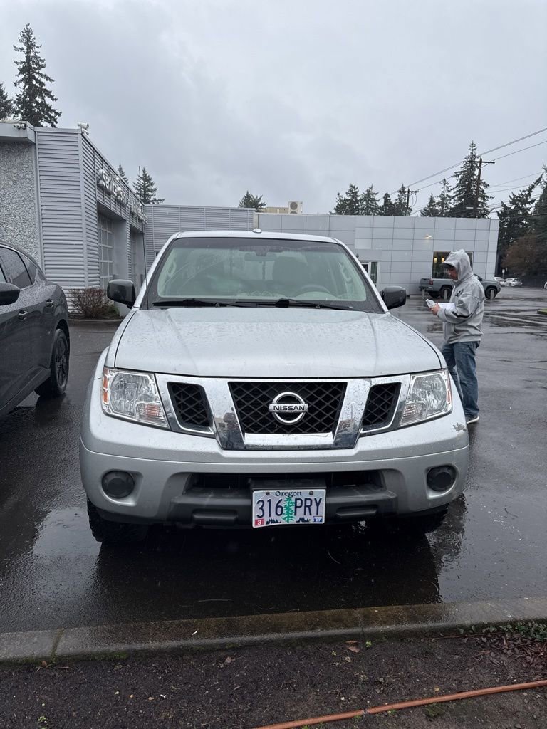 Used 2016 Nissan Frontier SV image 2