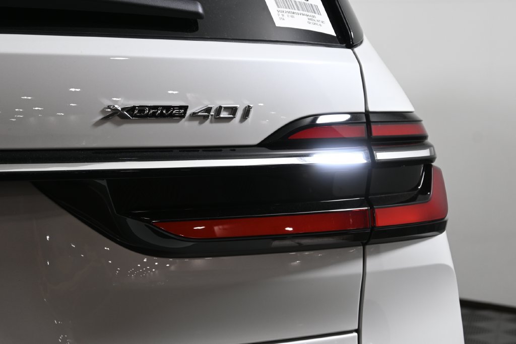 Used 2027 BMW X7 xDrive40i AWD/4WD image 13