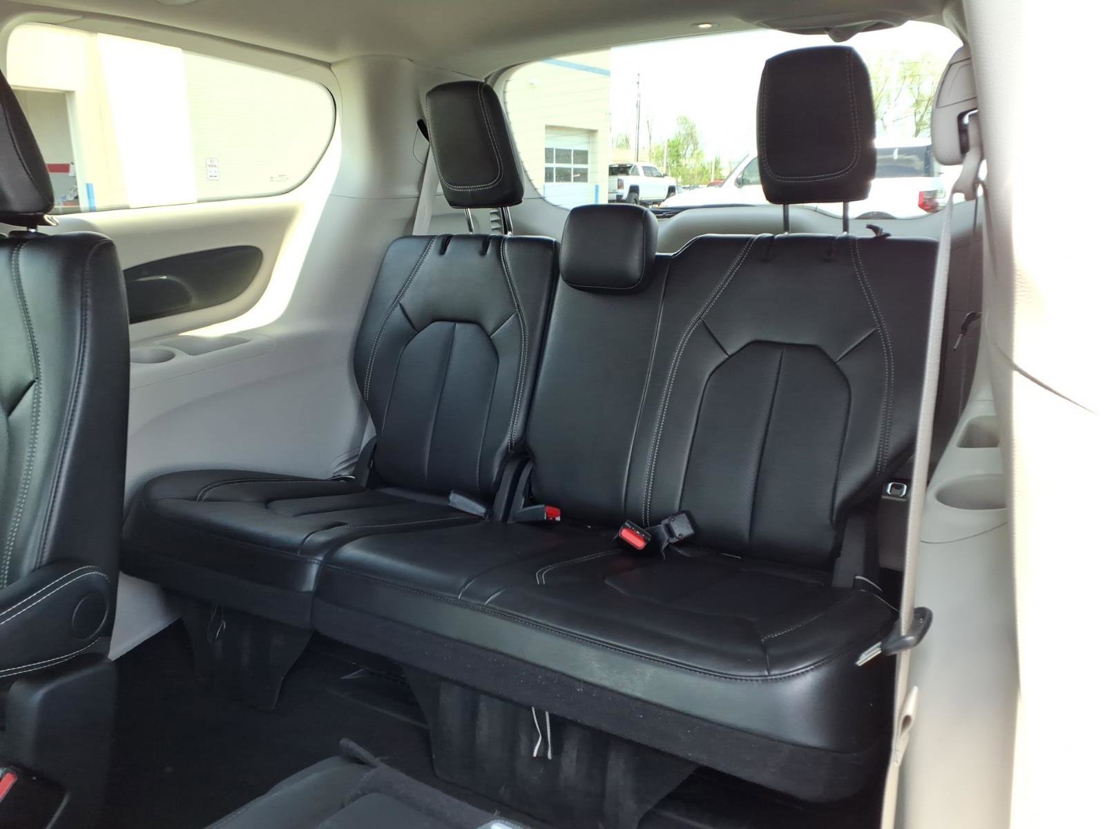 Used 2024 Chrysler Pacifica Touring-L image 27