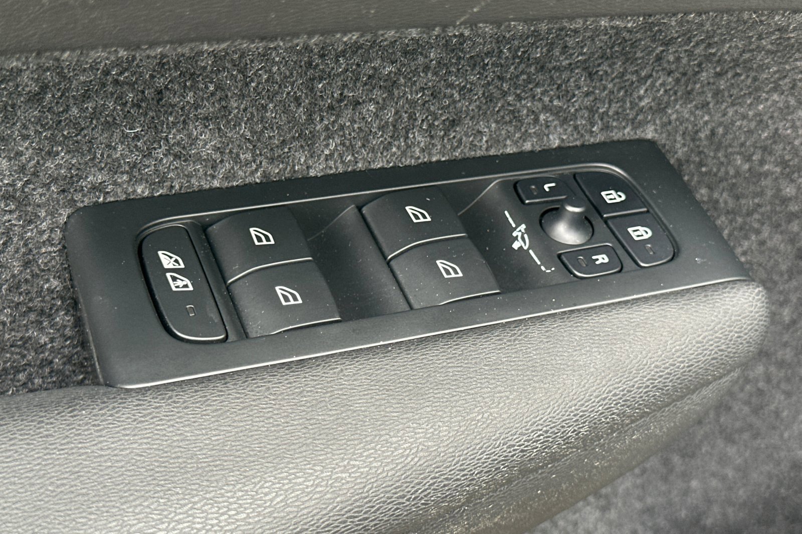 Used 2023 Volvo XC40 Recharge Ultimate w/ Protection Package Premier image 11