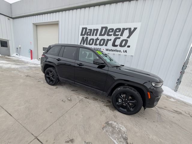 Used 2023 Jeep Grand Cherokee Altitude image 32