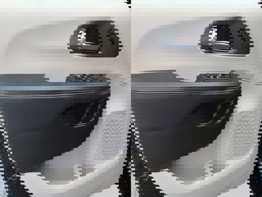 Used 2024 Chrysler Pacifica Touring-L image 19