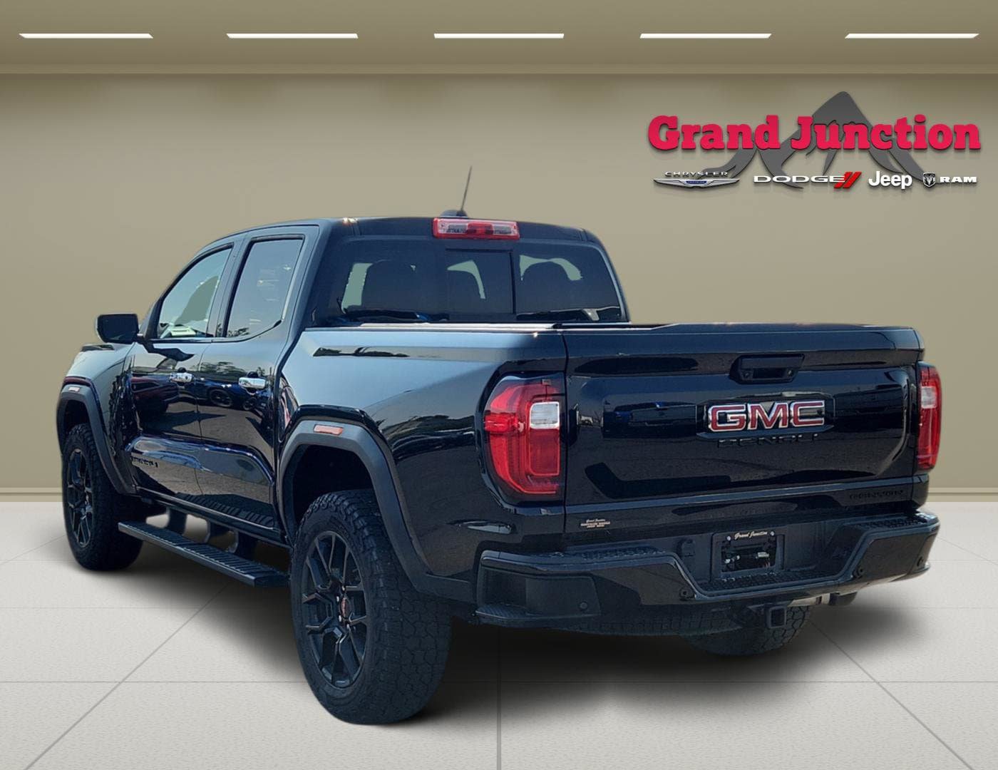 Used 2023 GMC Canyon Denali w/ Denali Black Edition AWD/4WD image 5