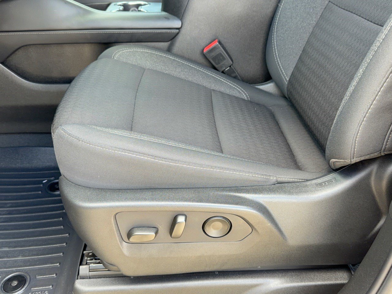 Used 2023 GMC Yukon SLE RWD image 16