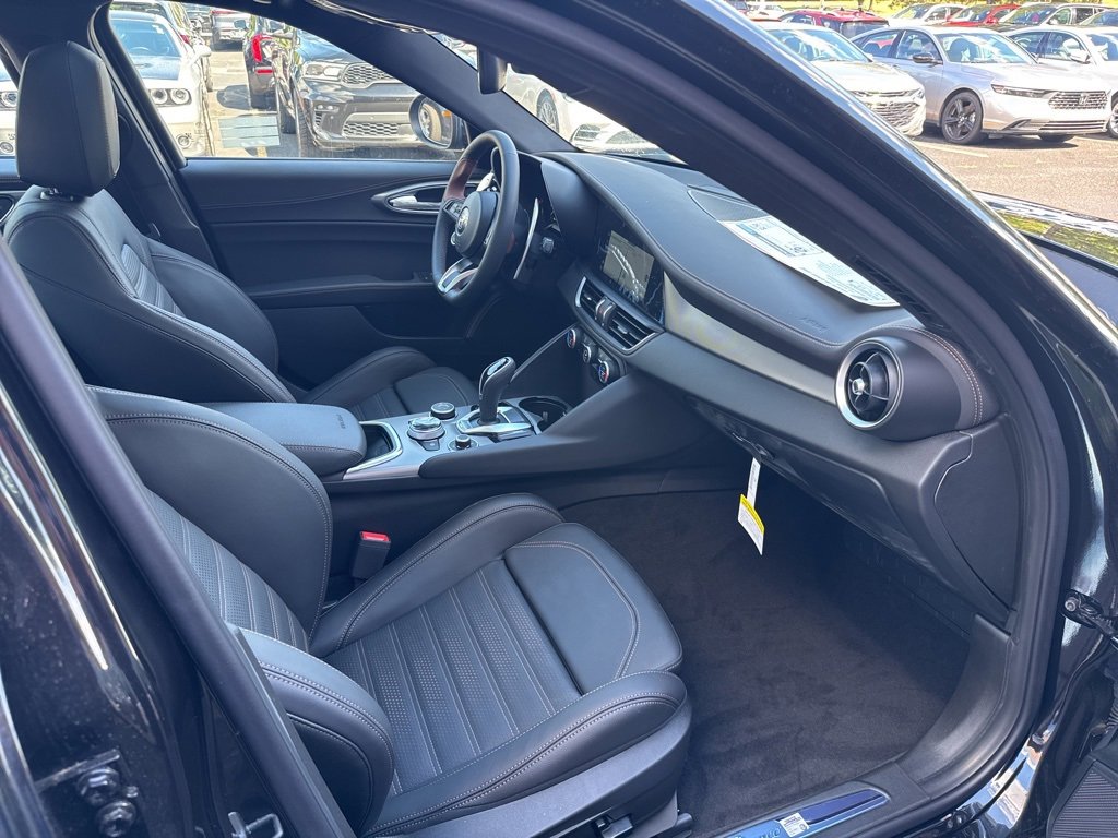 New 2025 Alfa Romeo Giulia AWD w/ Driving Assist Package image 18