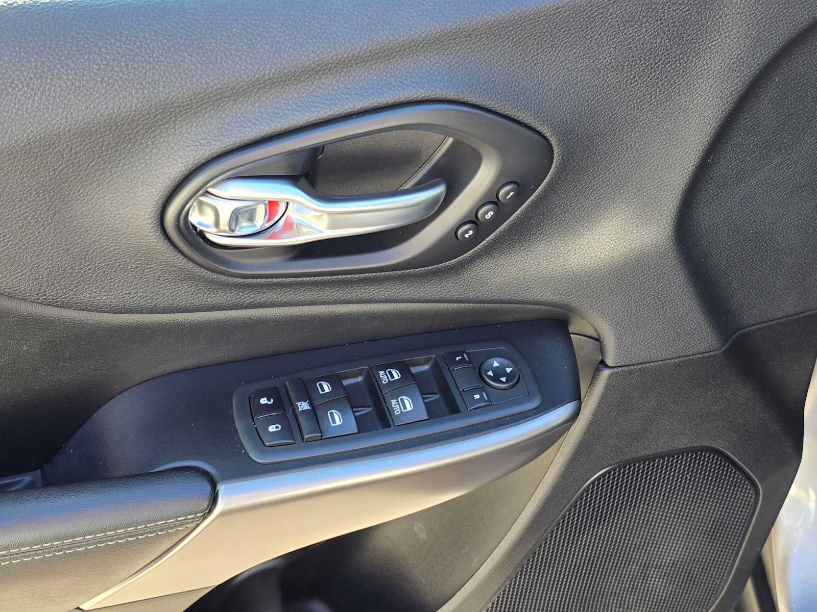 Used 2019 Jeep Cherokee Limited FWD image 22