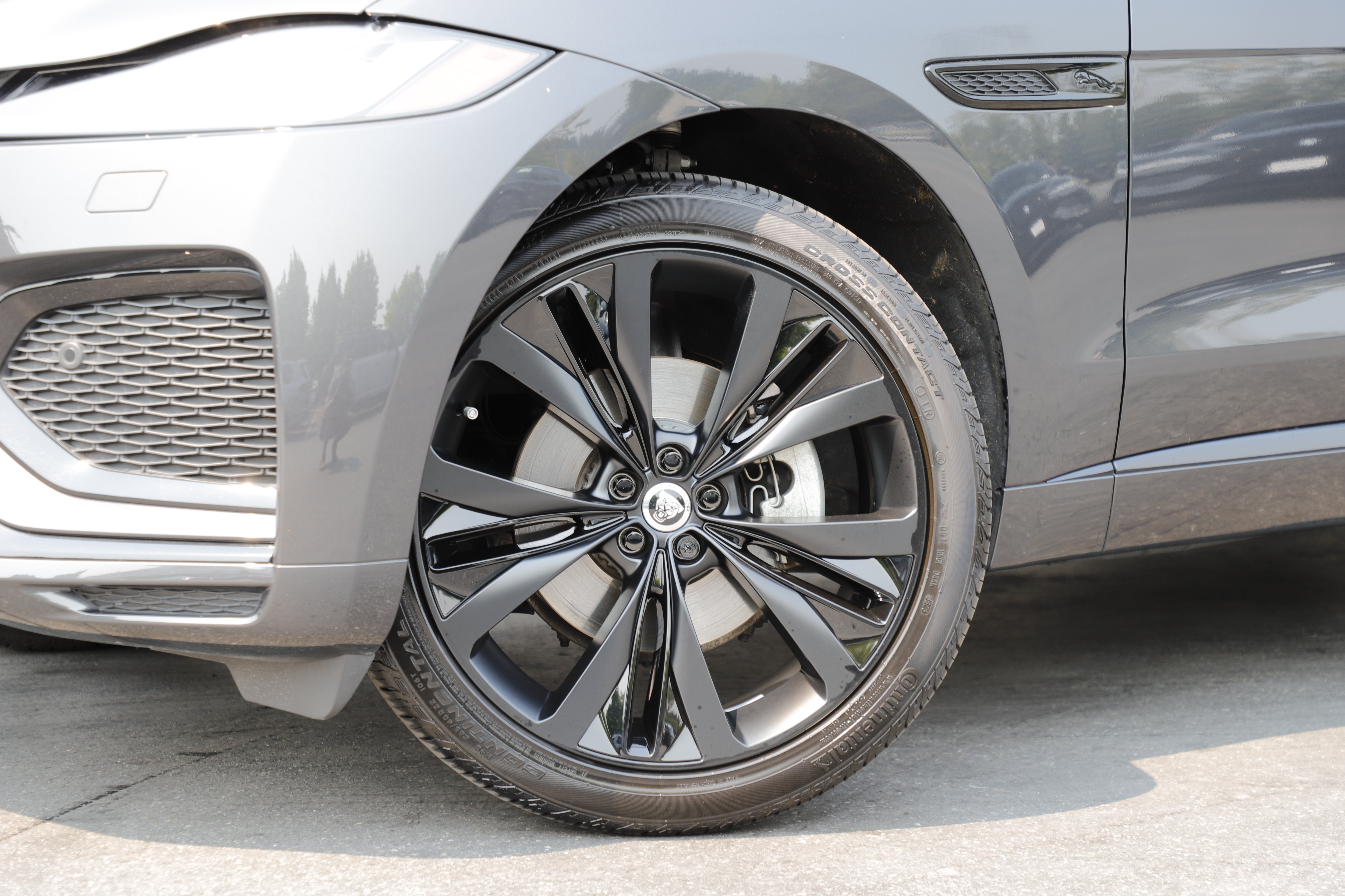Certified 2025 Jaguar F-PACE R-Dynamic S AWD/4WD image 2