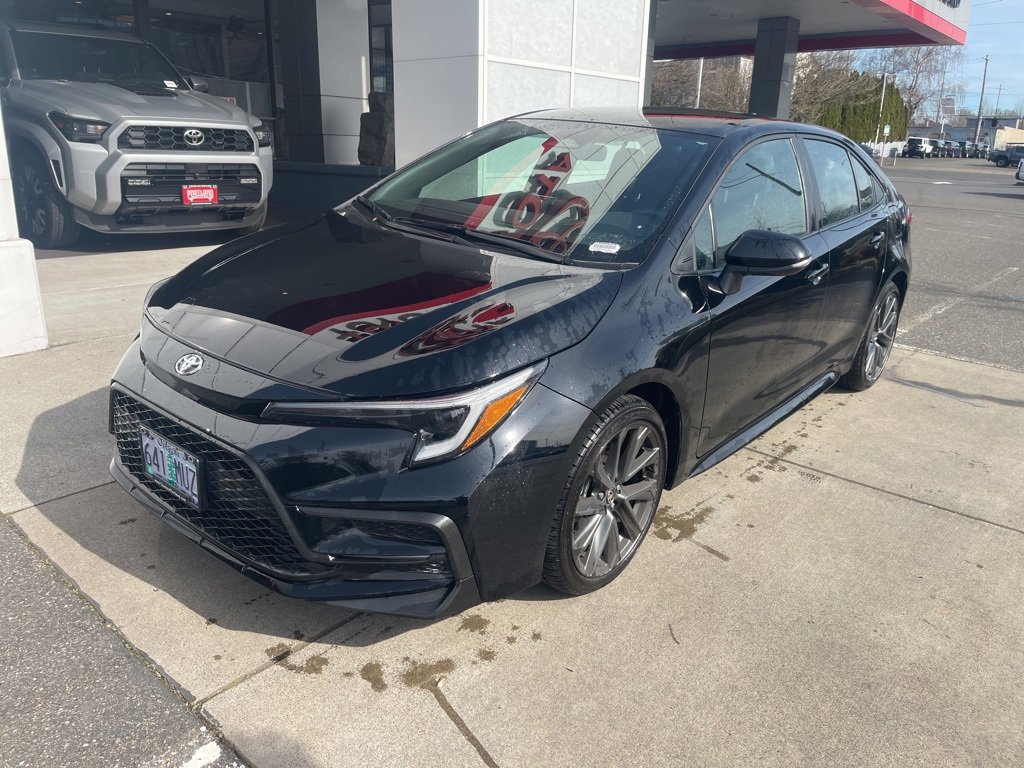 Used 2025 Toyota Corolla SE image 2