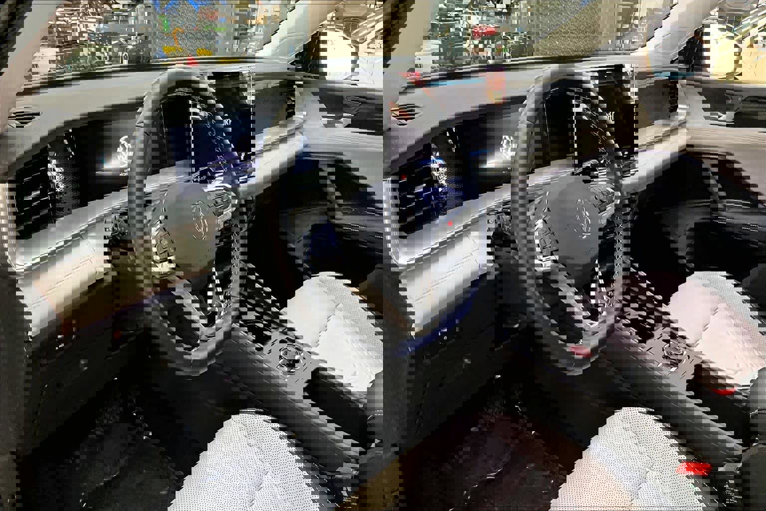 Used 2025 Volkswagen Tiguan SE image 17