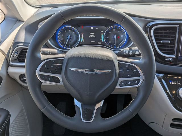 Used 2024 Chrysler Pacifica Touring-L image 18