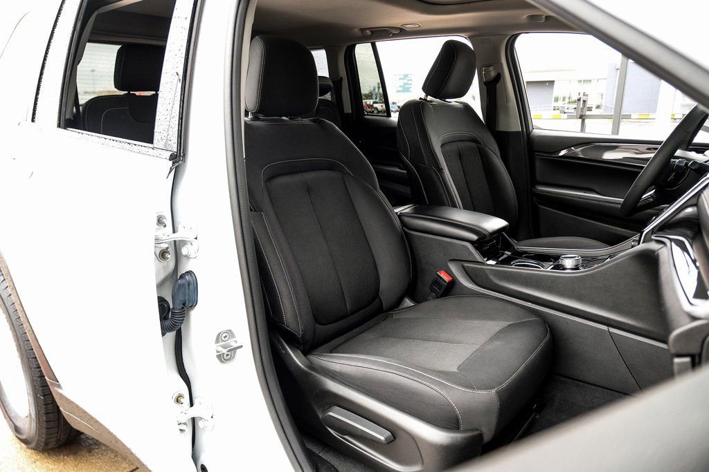 Used 2023 Jeep Grand Cherokee Laredo w/ Luxury Tech Group I image 45