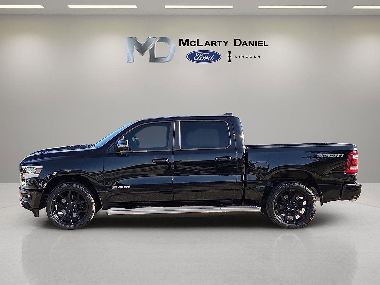 Used 2023 RAM 1500 Laramie AWD/4WD image 3