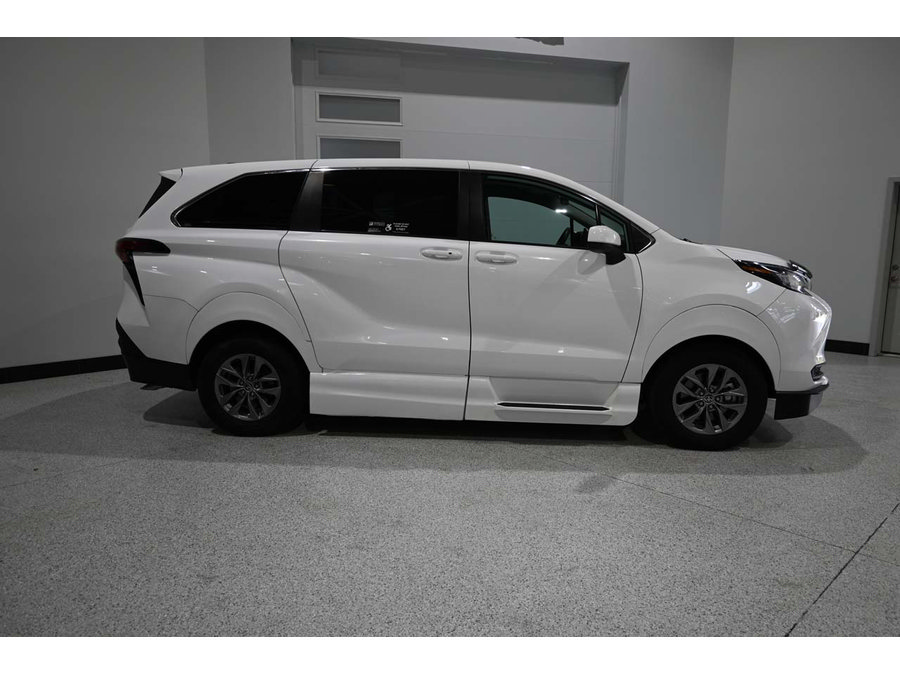 Used 2022 Toyota Sienna LE AWD/4WD image 5