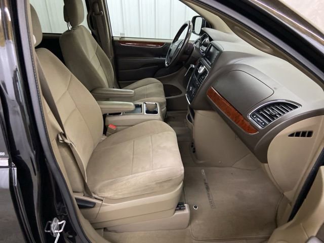 Used 2014 Chrysler Town & Country Touring FWD image 31