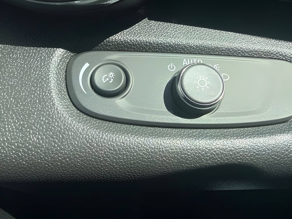 New 2026 Chevrolet Trax RS w/ Sunroof Package FWD image 22