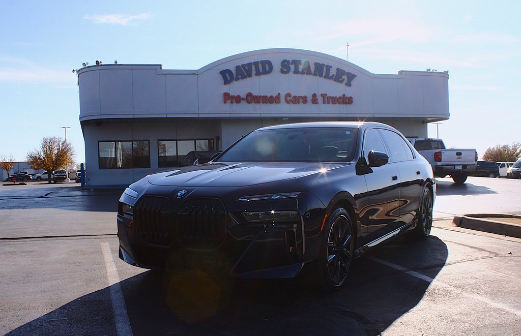 Used 2025 BMW 760i xDrive w/ Executive Package image 2
