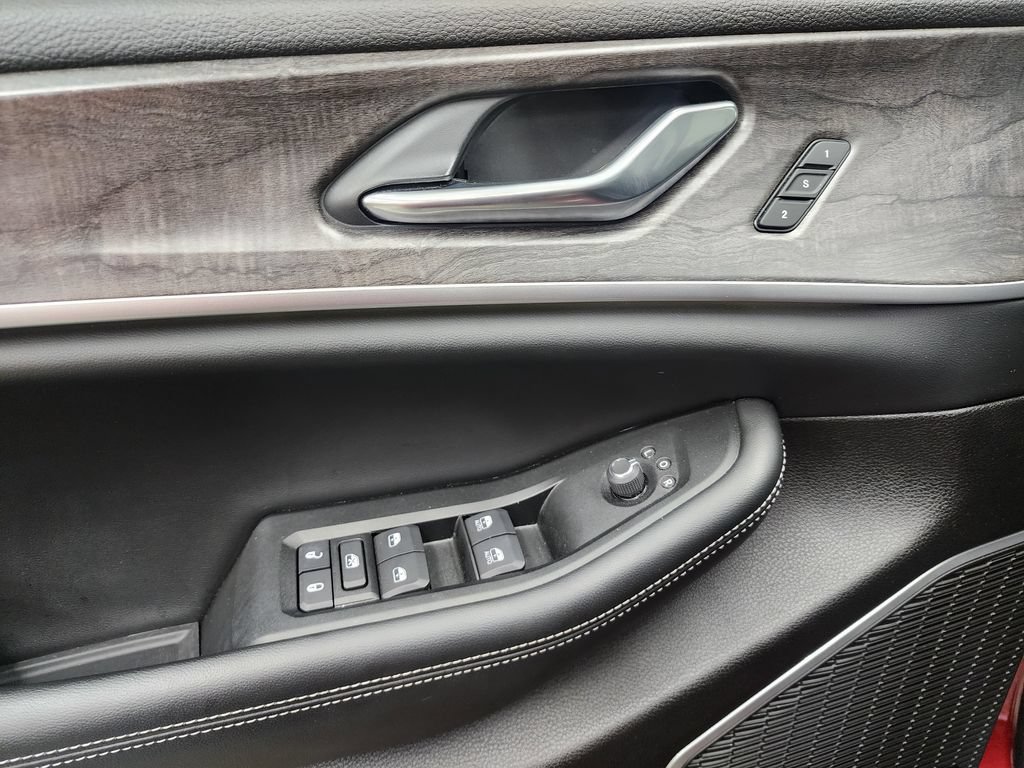 Used 2024 Jeep Grand Cherokee L Limited AWD/4WD image 10