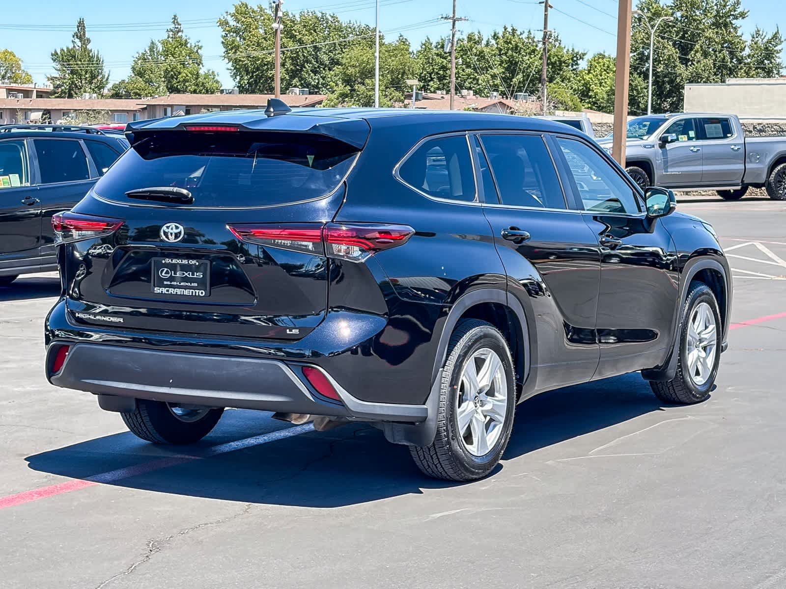 Used 2024 Toyota Highlander LE FWD image 4