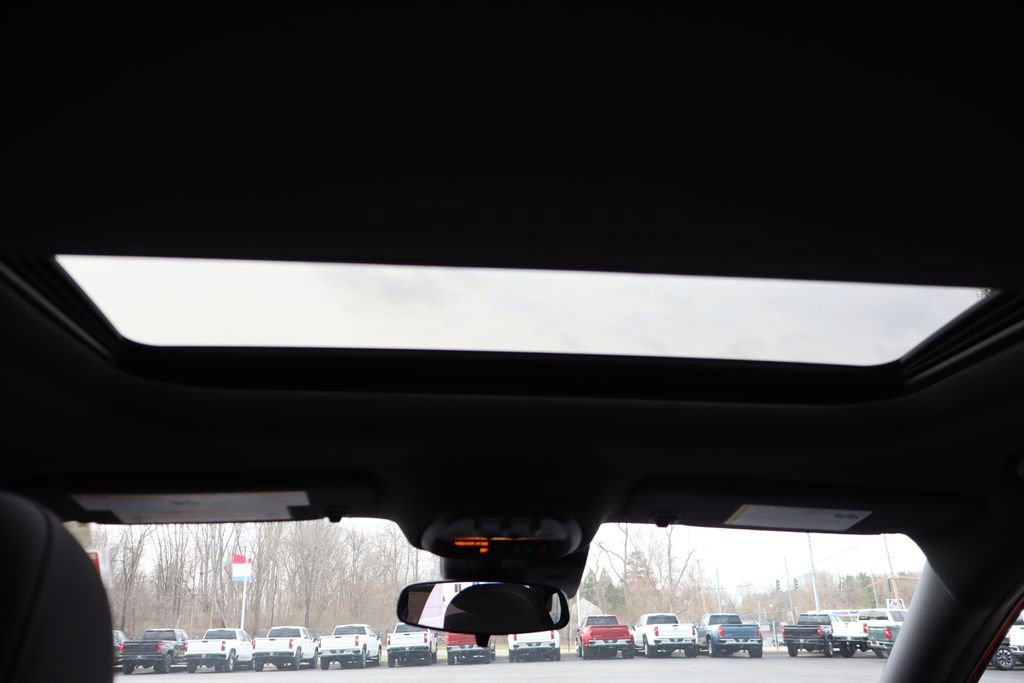 Used 2024 Chevrolet Trax RS w/ Sunroof Package image 17