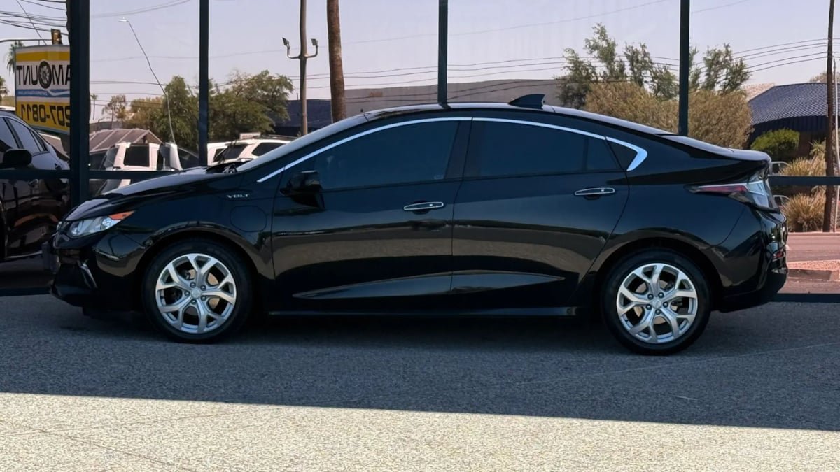 Used 2018 Chevrolet Volt Premier w/ Driver Confidence Package FWD image 4