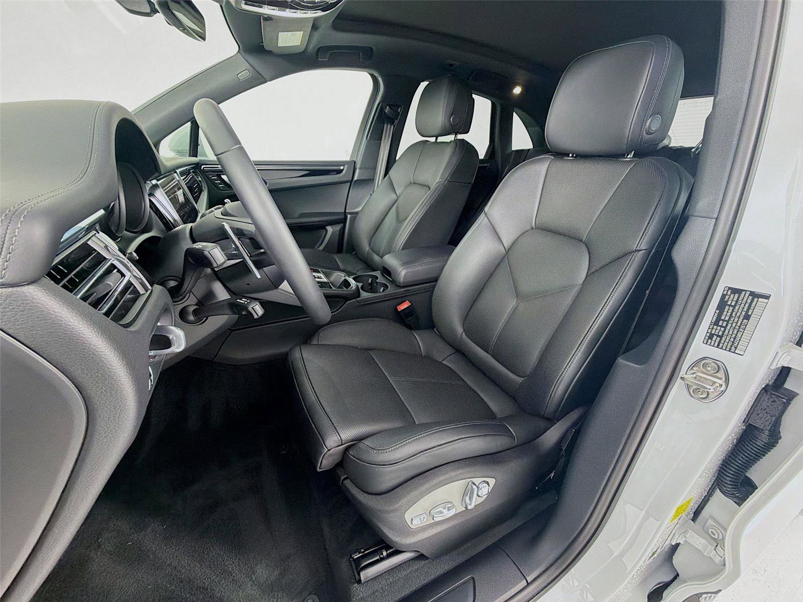 Certified 2025 Porsche Macan AWD/4WD image 5
