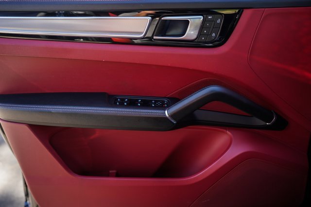 Used 2023 Porsche Cayenne Platinum Edition image 34