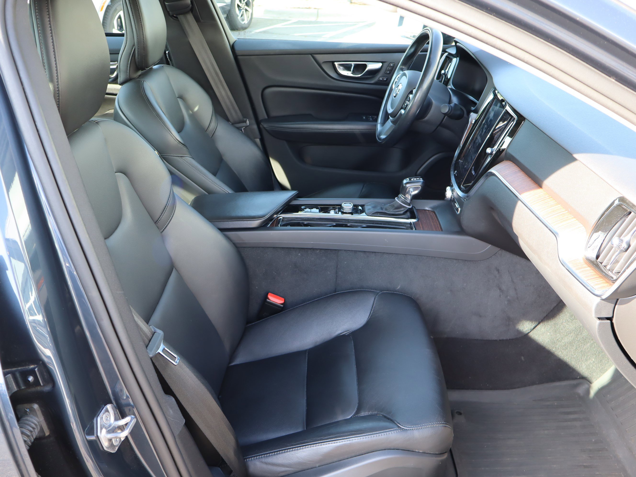 Used 2020 Volvo S60 T6 Momentum image 37