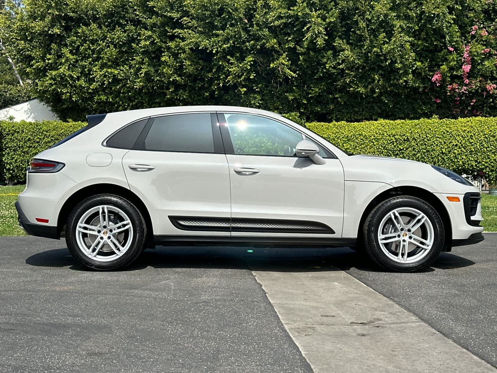 Certified 2023 Porsche Macan AWD/4WD image 9