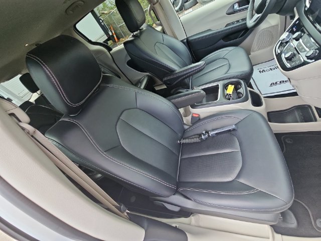 Used 2024 Chrysler Pacifica Touring-L FWD image 31