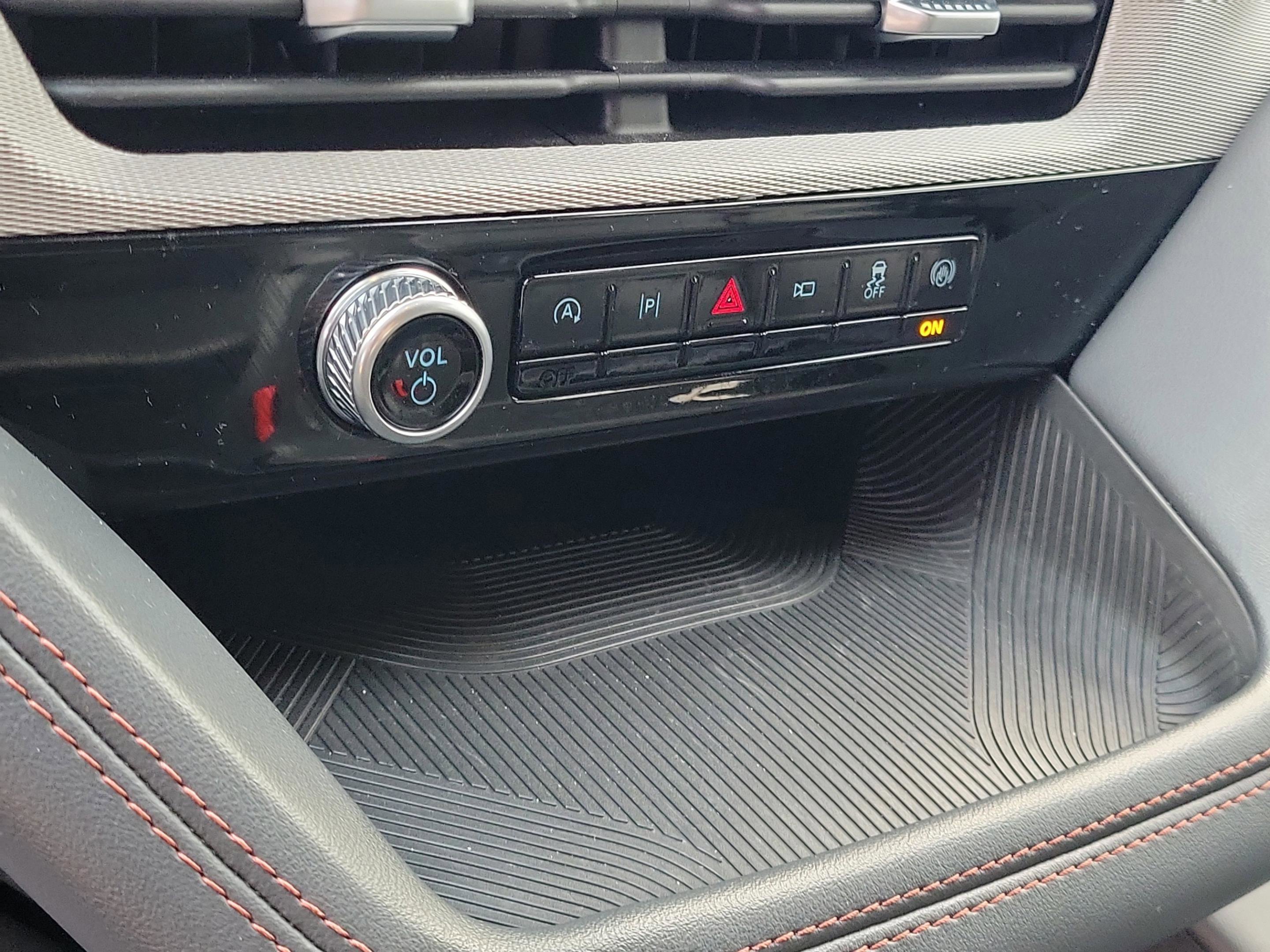 Used 2025 Ford Explorer Active w/ Active Comfort Package image 32