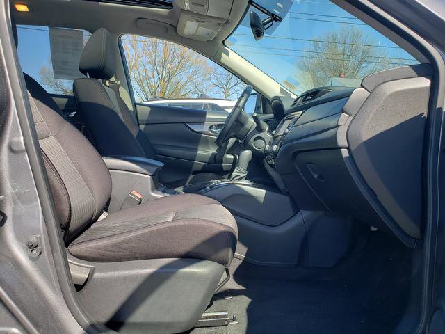 Used 2018 Nissan Rogue SV w/ Sun & Sound Touring Package AWD/4WD image 17