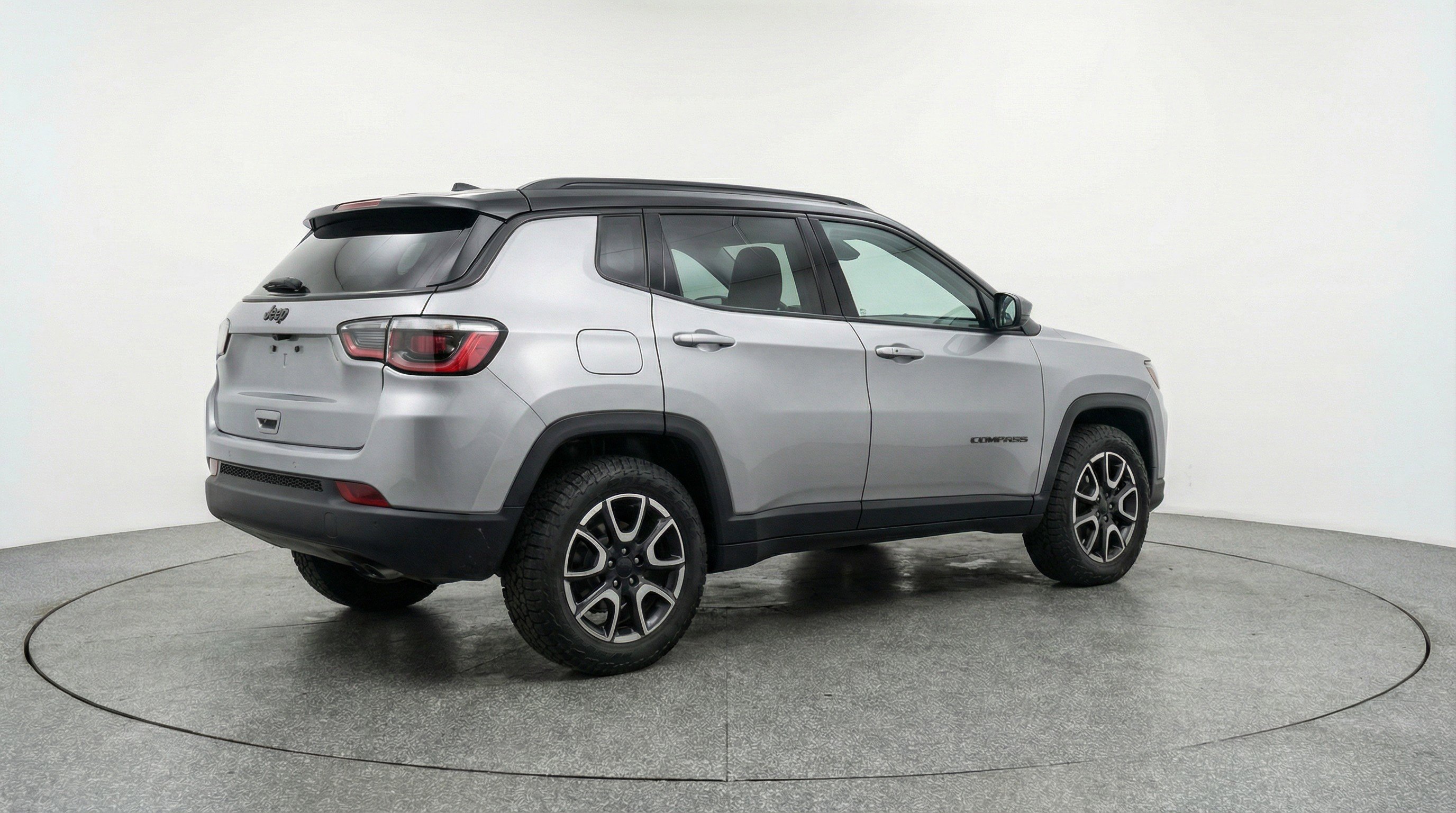 Used 2025 Jeep Compass Trailhawk image 9