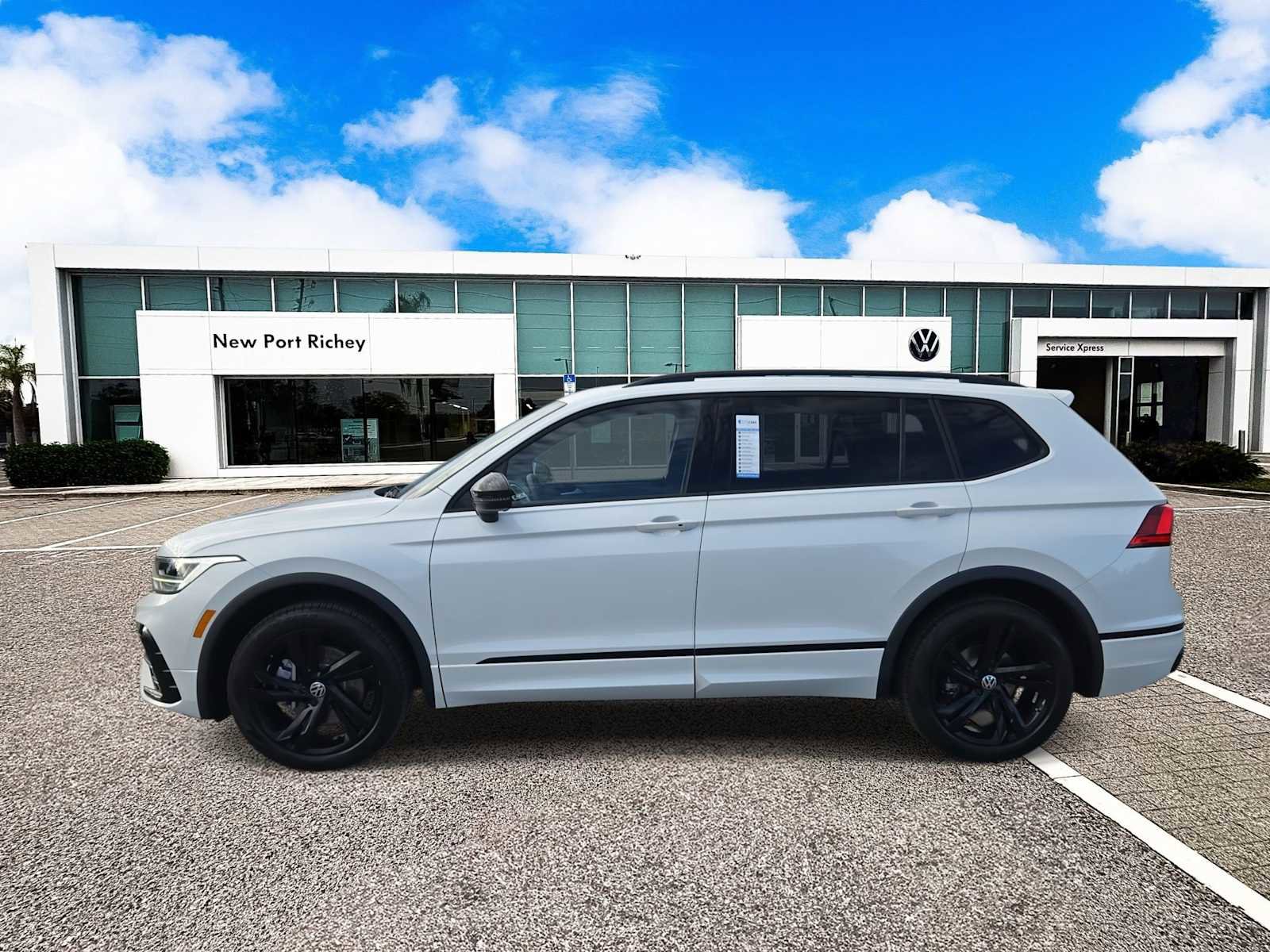 Used 2023 Volkswagen Tiguan SE R-Line image 5