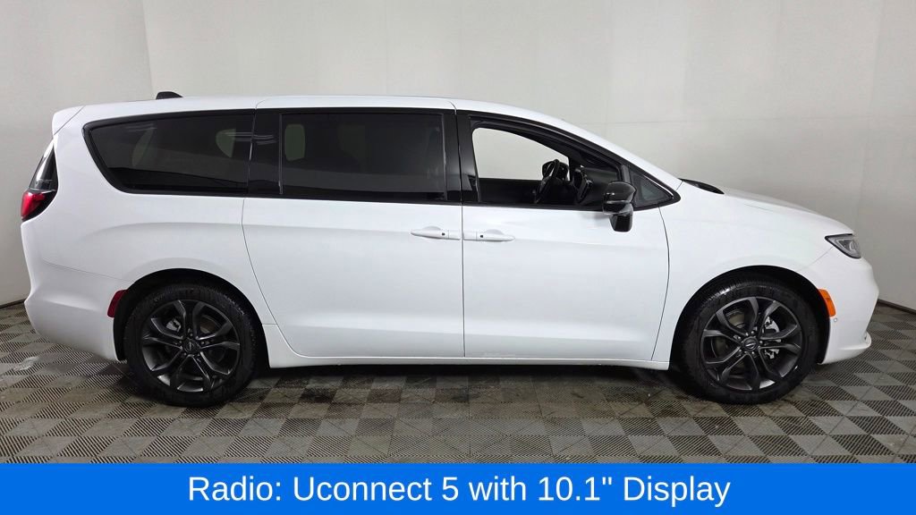 Used 2026 Chrysler Pacifica Select image 9